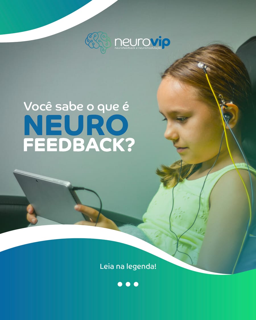Sessão de neurofeedback infantil na NEUROVIP: criança com sensores de EEG no couro cabeludo e nas orelhas, interagindo com um tablet.